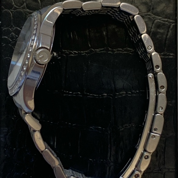 Gucci timeless watch with 42 diamonds all around! - Picture 4 of 5